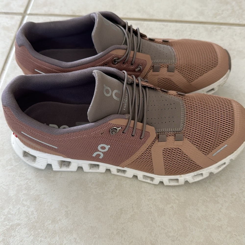 On Cloud Running Tan and White Sneakers with Chunky Sole. Extremely clean